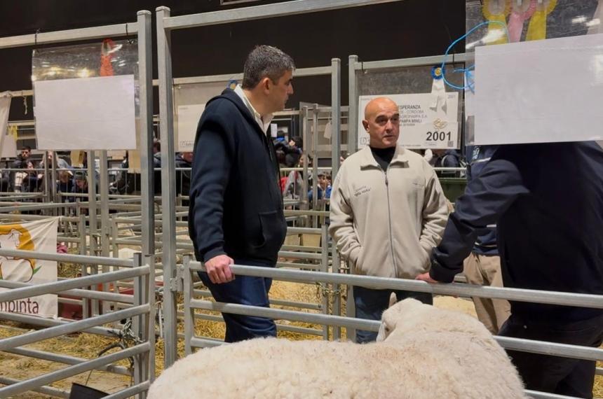 Bensusaacuten estuvo junto a productores pampeanos en La Rural