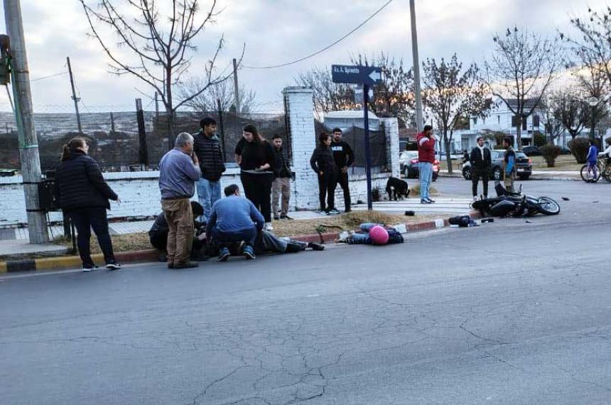 Un auto chocoacute a una moto en la interseccioacuten de Avenida Spinetto y Molas