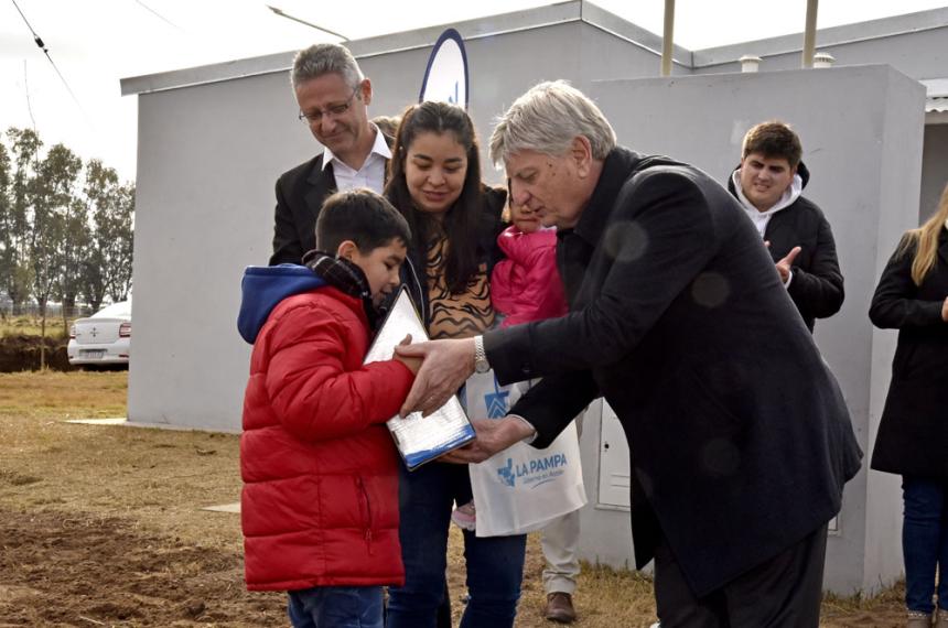 Entregaron 20 viviendas en Alta Italia y construiraacuten 8 maacutes