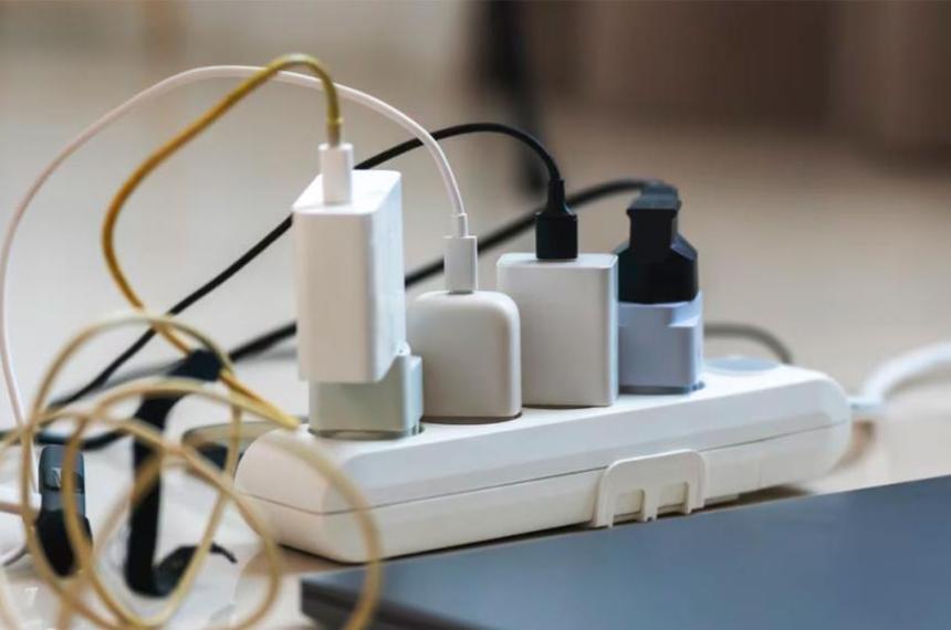 iquestEs seguro cargar varios dispositivos al mismo tiempo Los riesgos eleacutectricos que deberiacuteas conocer