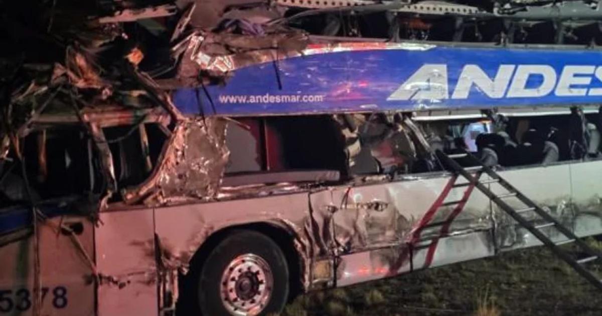 Choque fatal entre un camioacuten y un micro en Santa Cruz- cuatro muertos