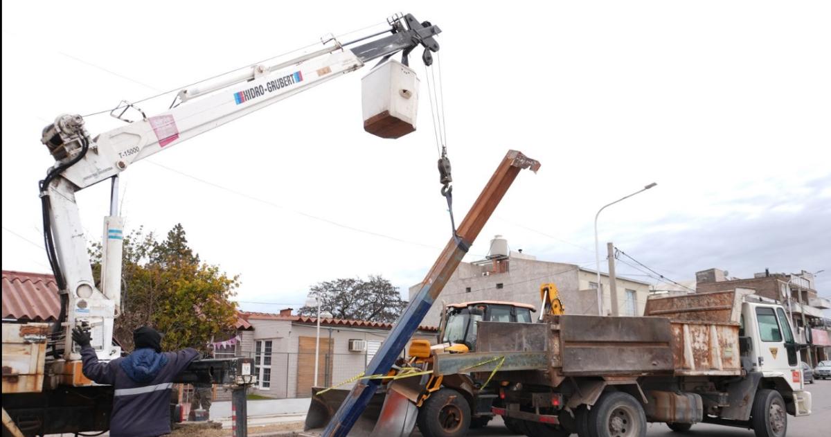 Santa Rosa- retiran carteles comerciales en mal estado por seguridad