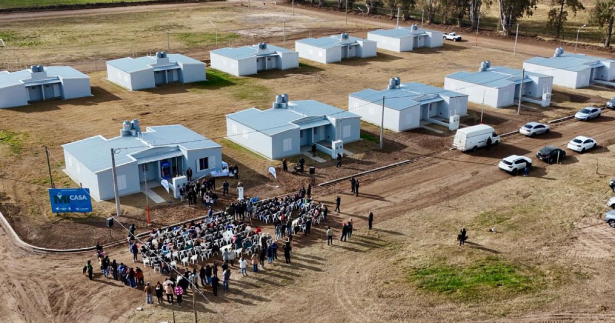 Entregaron 20 viviendas en Alta Italia y construiraacuten 8 maacutes
