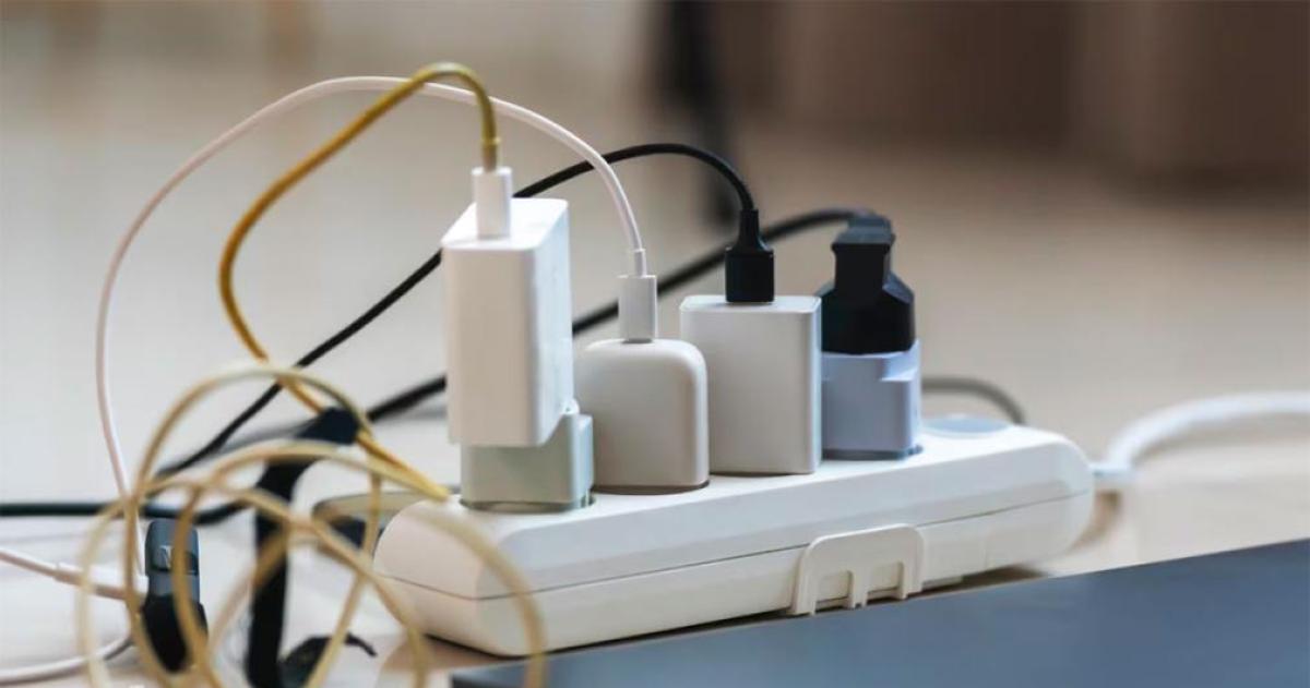 iquestEs seguro cargar varios dispositivos al mismo tiempo Los riesgos eleacutectricos que deberiacuteas conocer