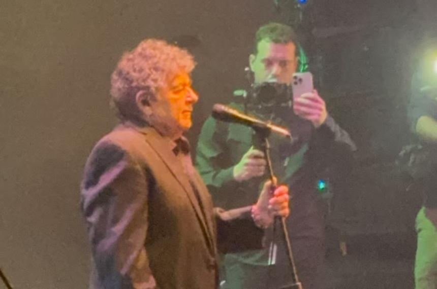 Cacho Deicas volvioacute a cantar en forma oficial luego de su ACV