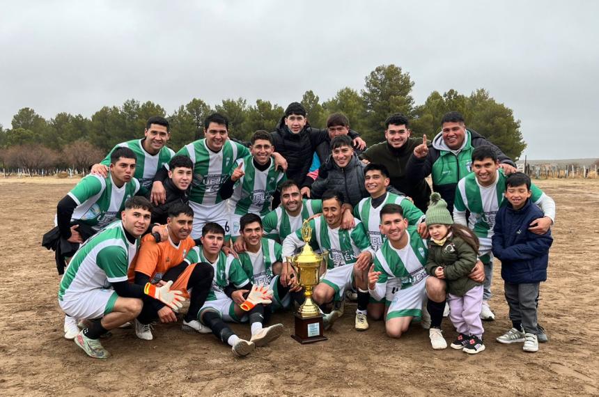 La Liga de Fuacutetbol Municipal del oeste se definioacute bajo nieve