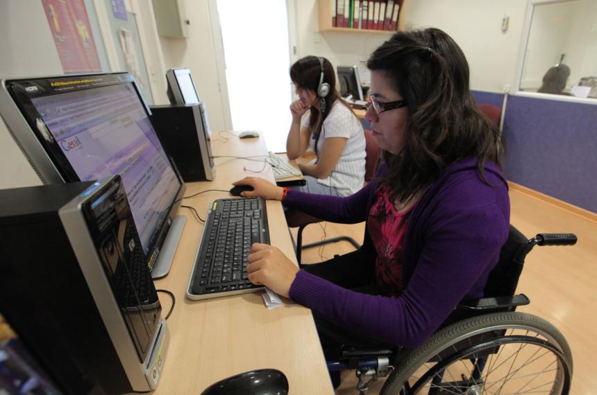 Reducen jornada laboral a estatales que asisten a personas con discapacidad