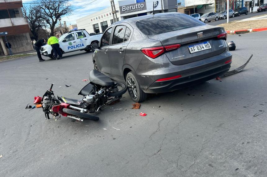 Pasoacute en rojo chocoacute contra un auto y terminoacute hospitalizado