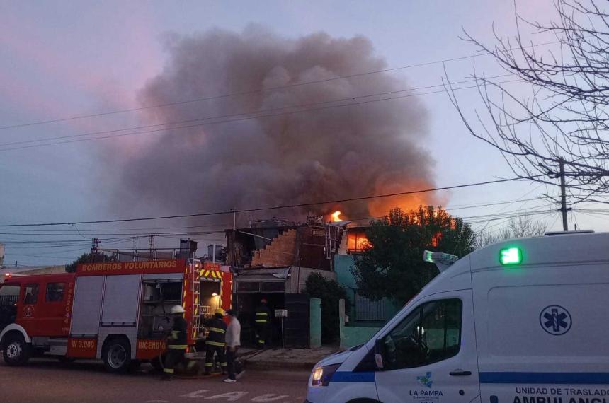 Un hombre hospitalizado por inhalacioacuten de humo en incendio de vivienda en General Pico