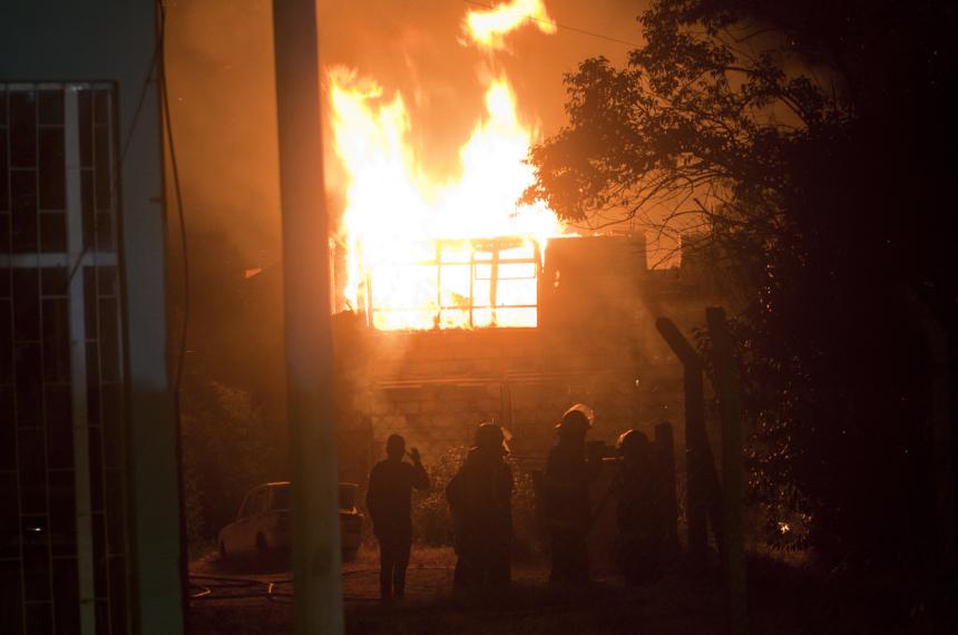 Voraz incendio destruyoacute una vivienda en General Pico