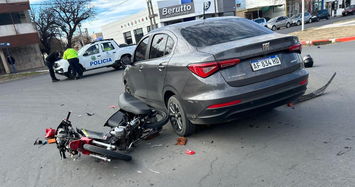 Pasoacute en rojo chocoacute contra un auto y terminoacute hospitalizado