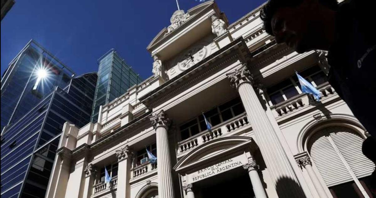 El Banco Central sube nuevamente las tasas de corto plazo para intentar frenar al doacutelar