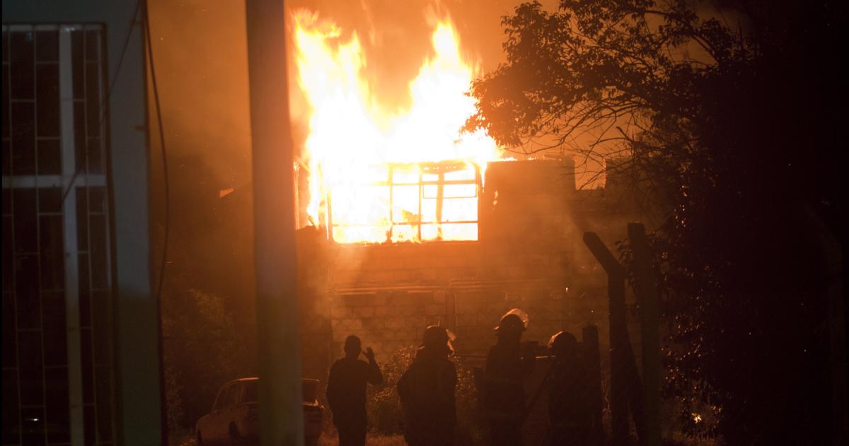 Voraz incendio destruyoacute una vivienda en General Pico