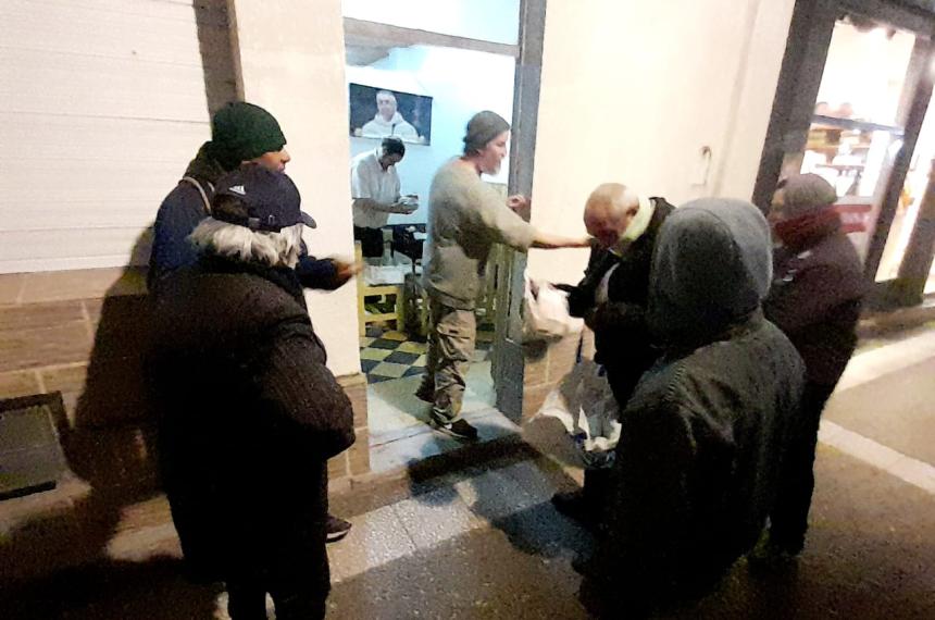 Pan y viandas la ayuda de voluntarios de la Catedral a quienes padecen la crisis