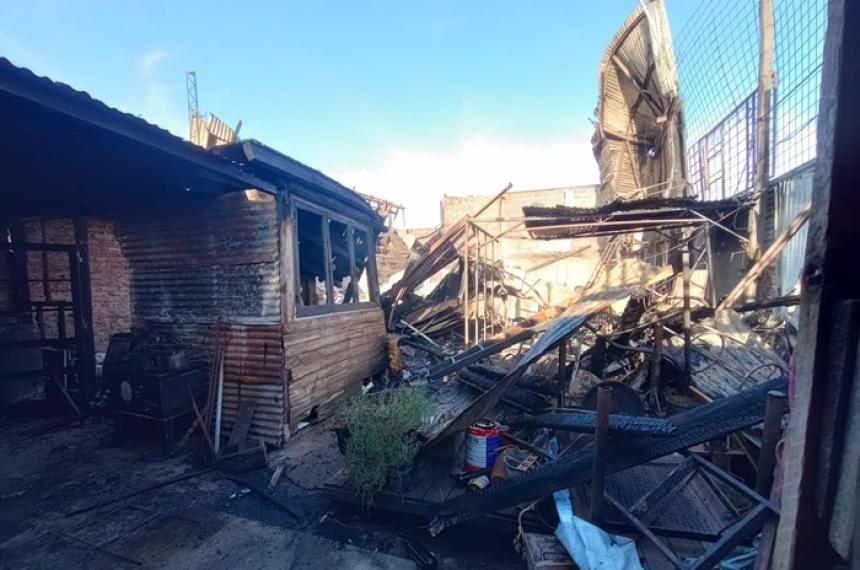 Piden donaciones para familia que se quedoacute con lo puesto