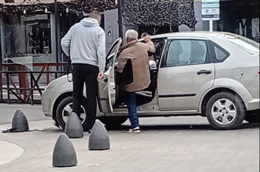 Nuevo choque contra los bolardos de la semipeatonal de Santa Rosa