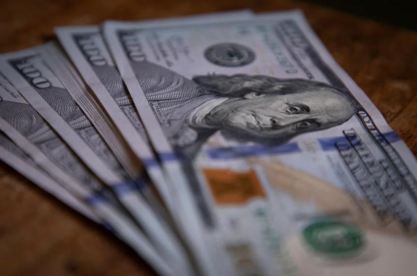 Doacutelar- en el Banco Nacioacuten escala a  1370 y anota un nuevo maacuteximo