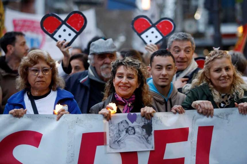 Trabajadores del Garrahan marcharon con velas al Obelisco en defensa de la salud puacuteblica