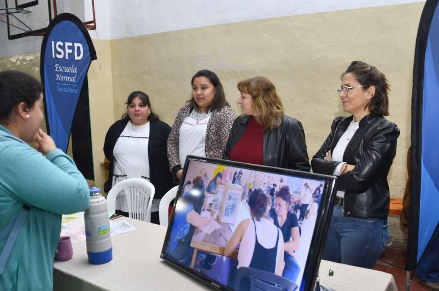 Maacutes de 400 estudiantes visitaron la Expo Carreras 2026 en Toay