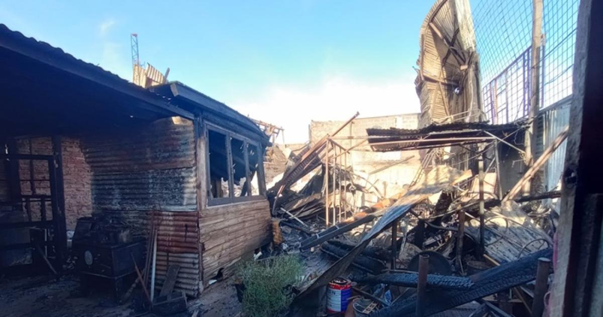 Piden donaciones para familia que se quedoacute con lo puesto
