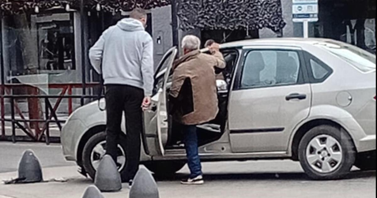 Nuevo choque contra los bolardos de la semipeatonal de Santa Rosa