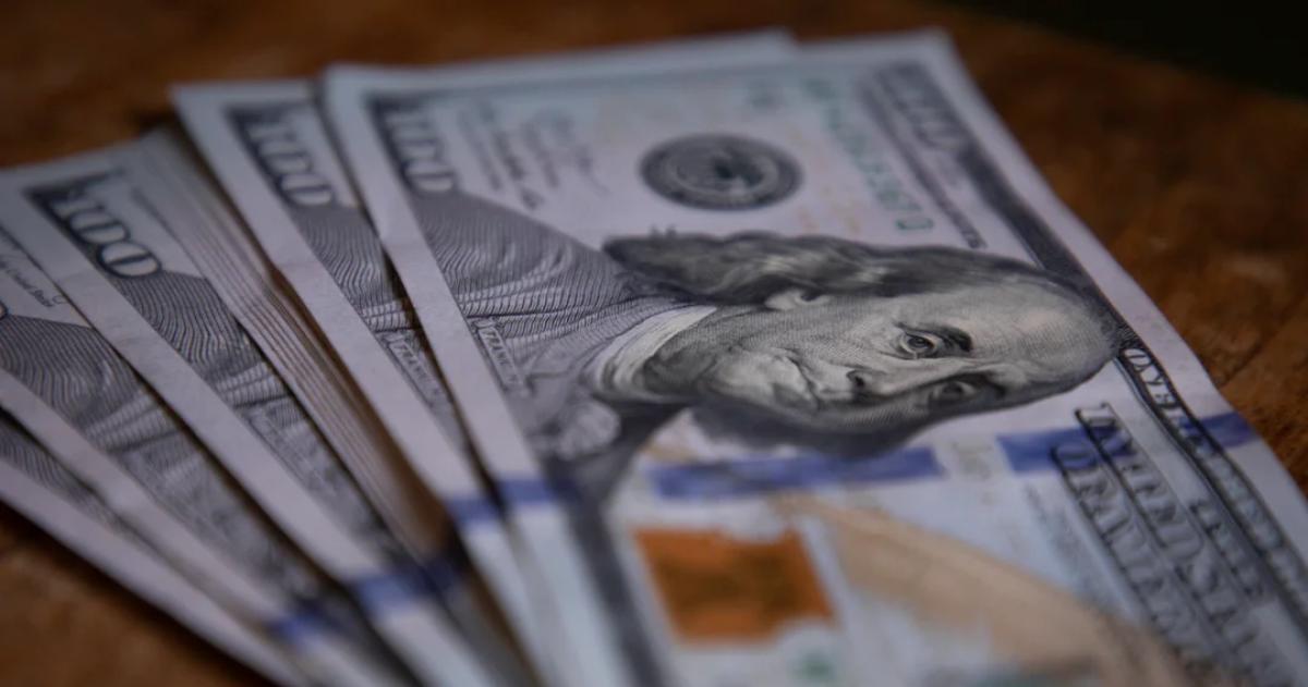 Doacutelar- en el Banco Nacioacuten escala a  1370 y anota un nuevo maacuteximo