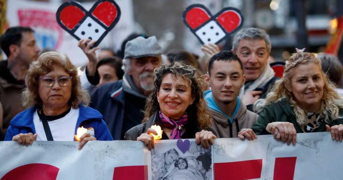 Trabajadores del Garrahan marcharon con velas al Obelisco en defensa de la salud puacuteblica