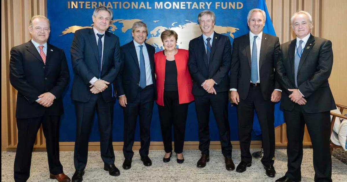 El FMI aproboacute la revisioacuten y Argentina recibiraacute un desembolso de USD 2000 millones