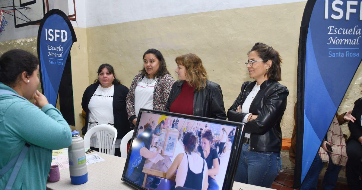 Maacutes de 400 estudiantes visitaron la Expo Carreras 2026 en Toay