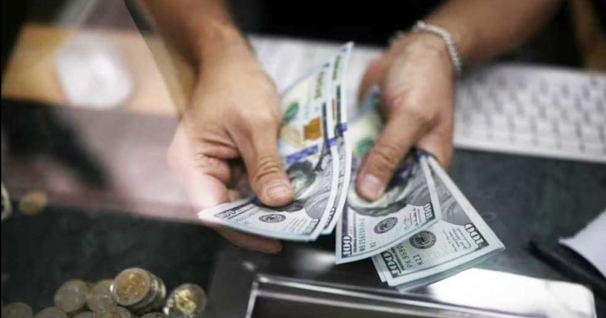 Jornada financiera- La suba de encajes calmoacute al doacutelar que cedioacute algo de su precio reacutecord