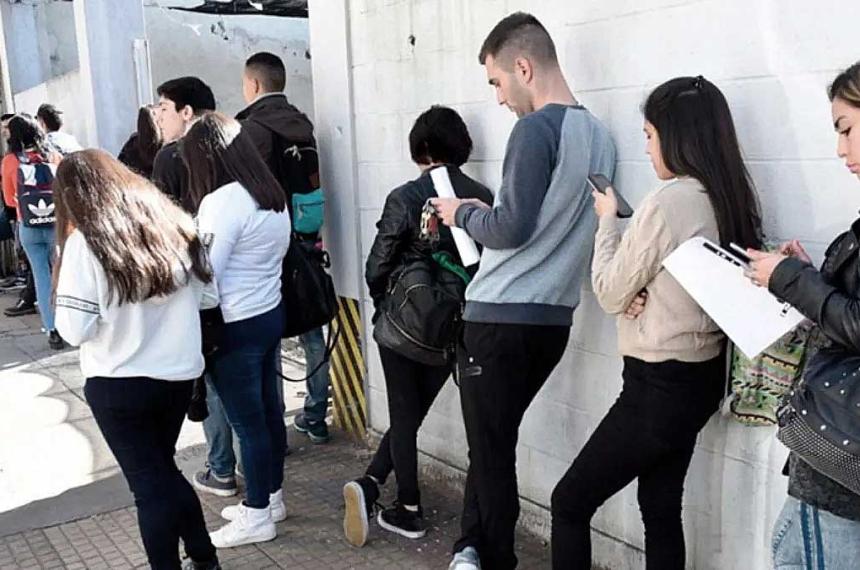 La juventud variable de ajuste- precariedad y sueldos miacutenimos