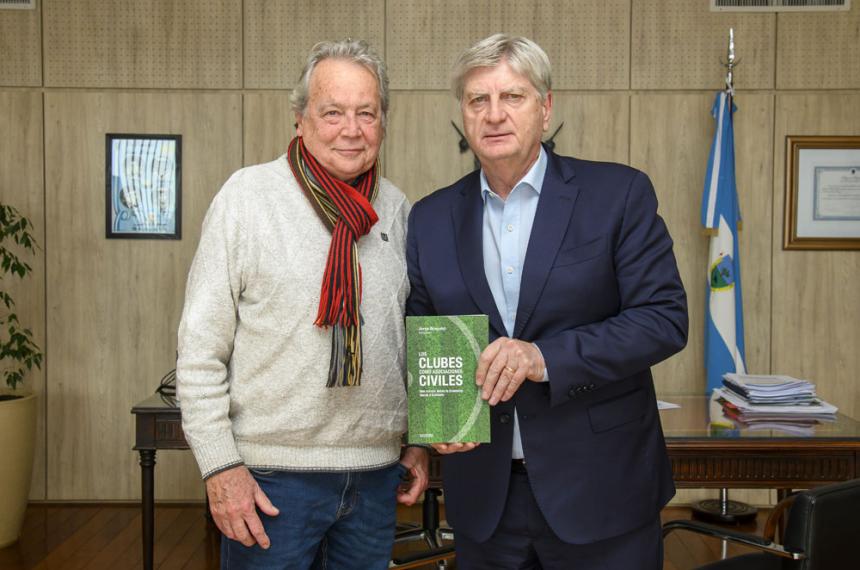 Bragulat entregoacute su libro a Ziliotto y respaldoacute el modelo de clubes