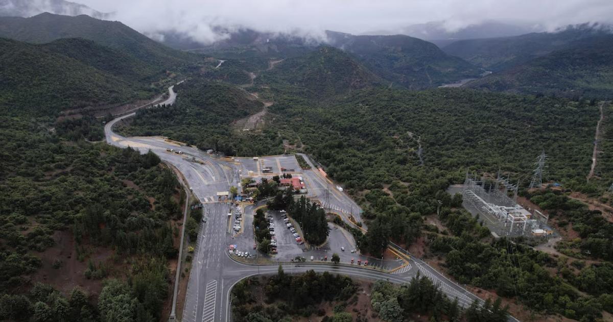 Chile- cinco mineros atrapados en el corazoacuten de la mina maacutes grande del mundo