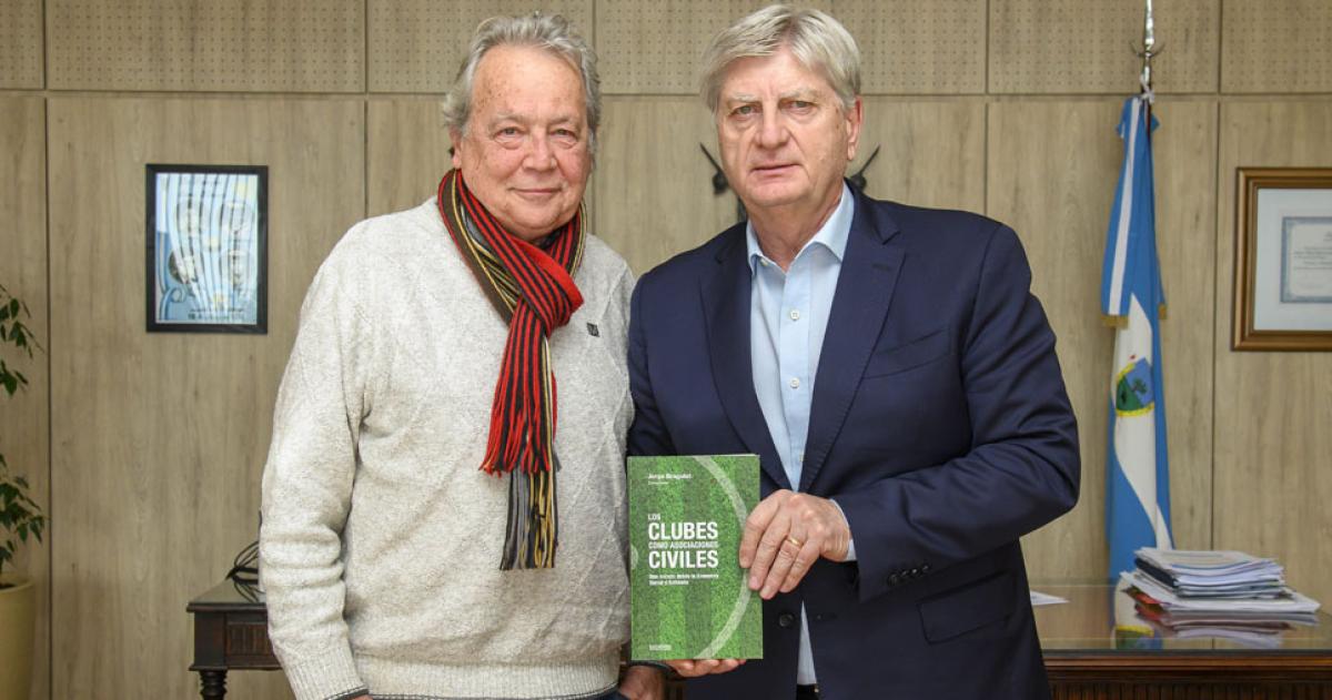 Bragulat entregoacute su libro a Ziliotto y respaldoacute el modelo de clubes