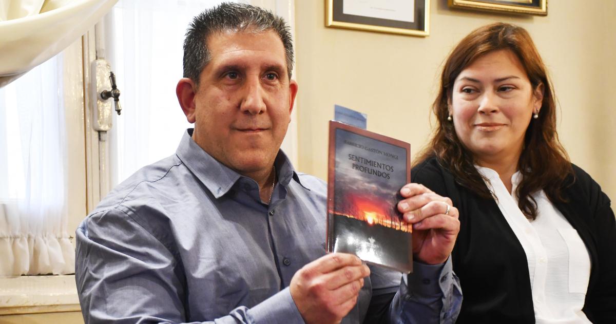 Presentaron libro de poesiacuteas en el Museo Pacheco Berhongaray
