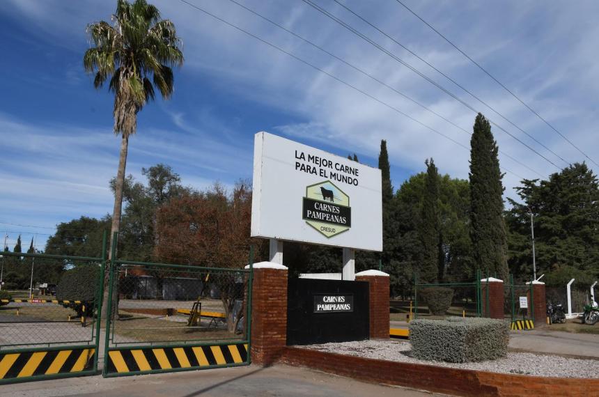 Acuerdan evitar despidos en el mayor frigoriacutefico de La Pampa