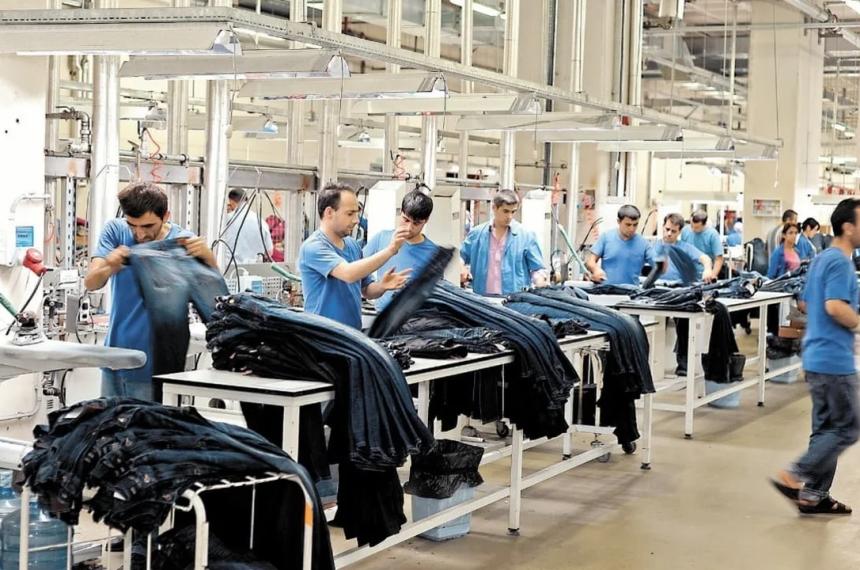 Estamos en una maratoacuten con el paiacutes en crisis- la dura radiografiacutea del sector textil