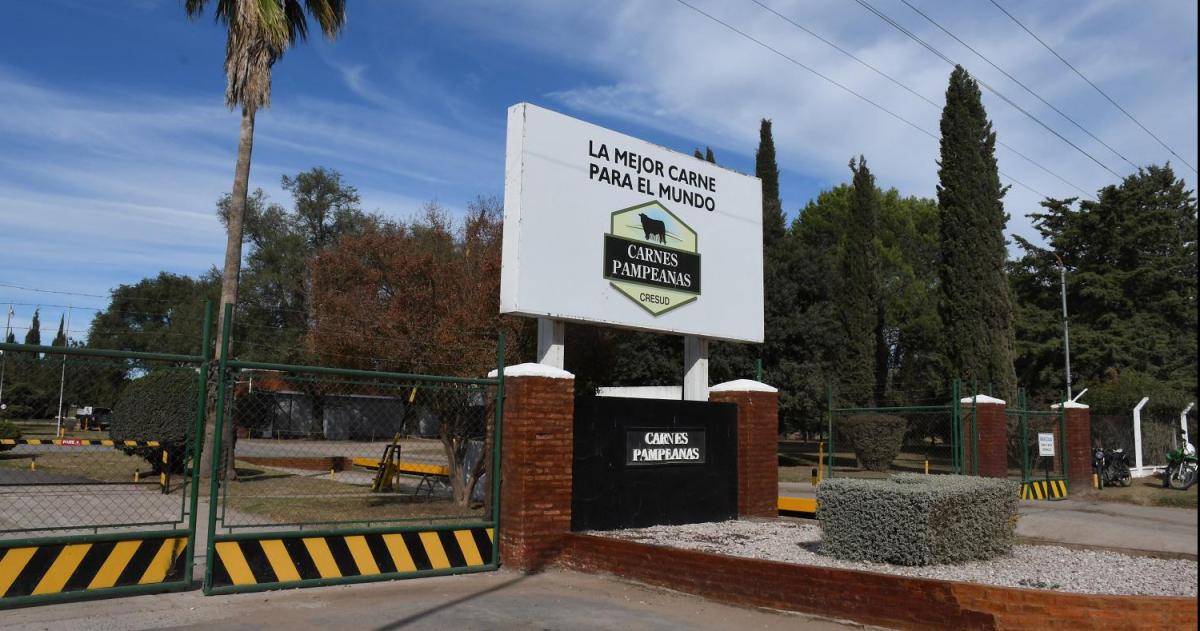 Acuerdan evitar despidos en el mayor frigoriacutefico de La Pampa