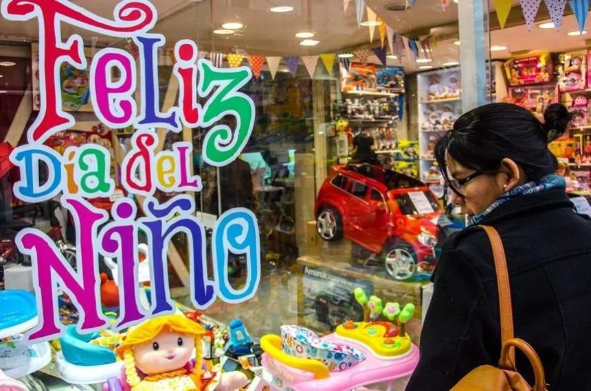 Por la crisis la ropa desplaza a los juguetes en el Diacutea del Nintildeo
