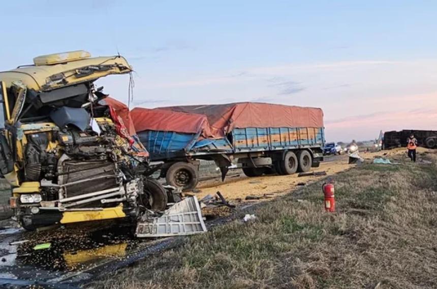 Tragedia en Riacuteo Cuarto- murioacute un chofer tras un choque entre dos camiones en la 35