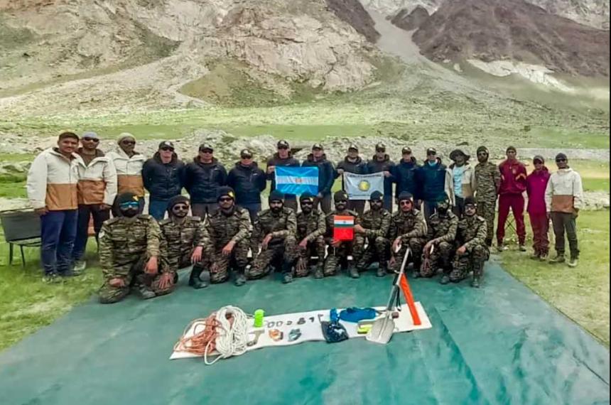 Histoacuterico- miembros del Ejeacutercito Argentino llegaron a la cima en el Monte Kun del Himalaya