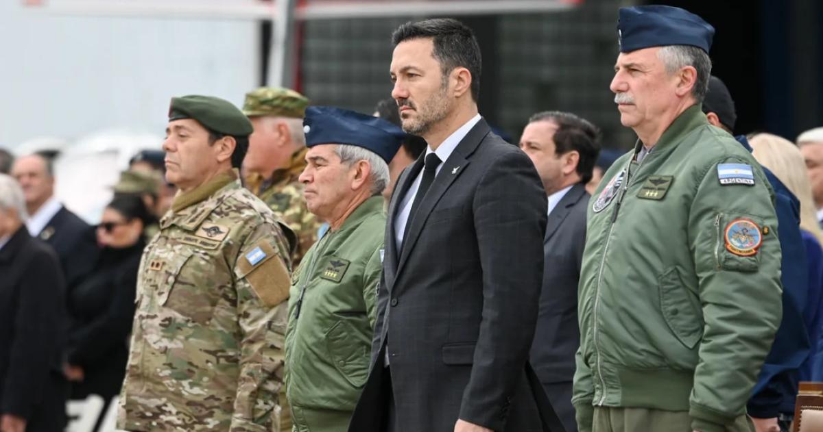 Aprueban el aumento escalonado del 75-en-porciento- en los salarios de las Fuerzas Armadas