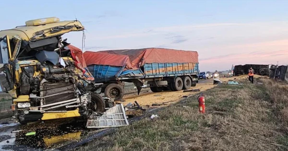 Tragedia en Riacuteo Cuarto- murioacute un chofer tras un choque entre dos camiones en la 35