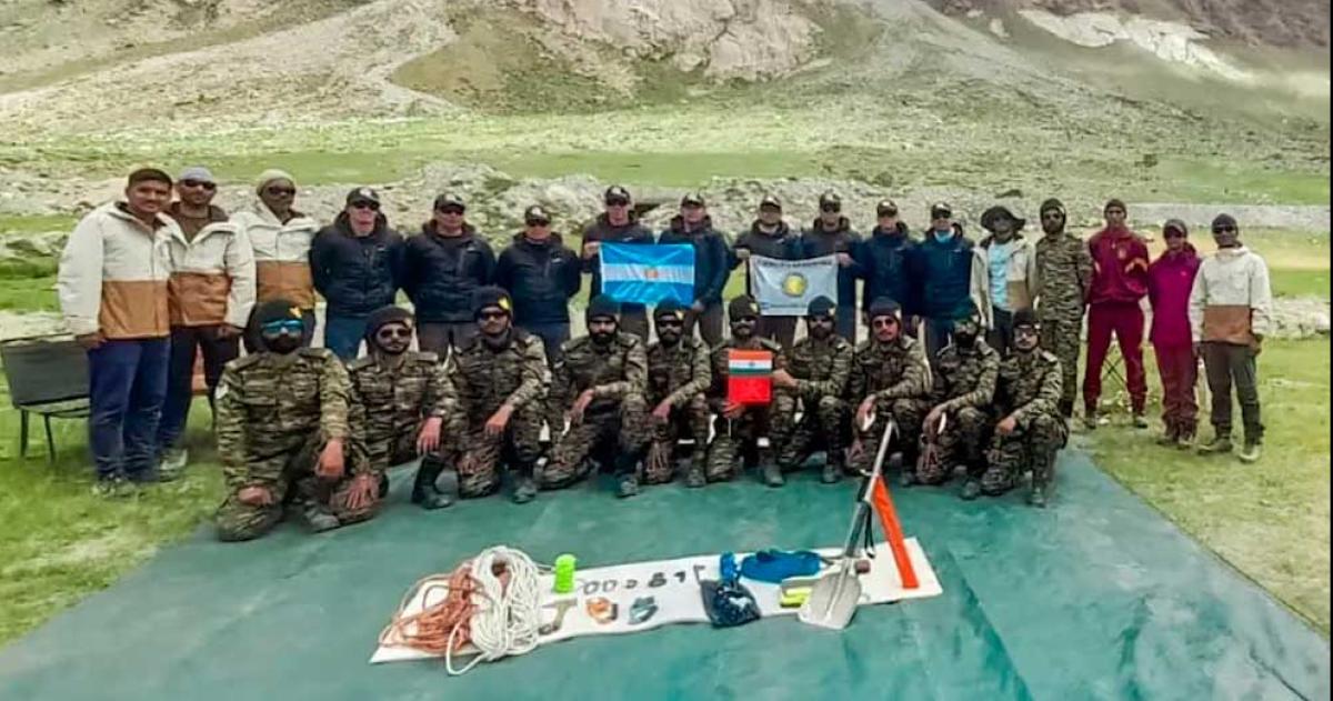 Histoacuterico- miembros del Ejeacutercito Argentino llegaron a la cima en el Monte Kun del Himalaya