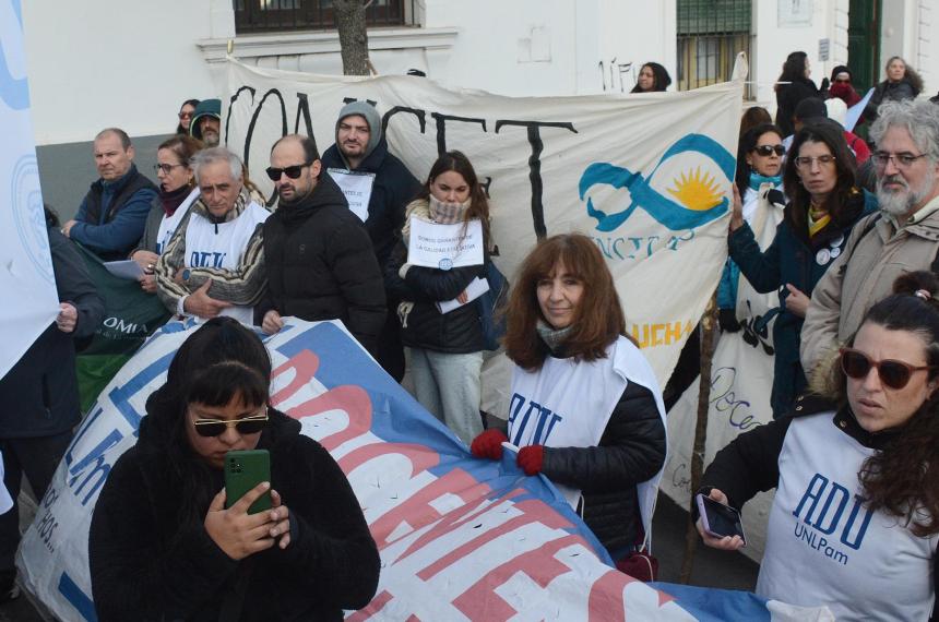 Movilizacioacuten en Santa Rosa en defensa del CONICET