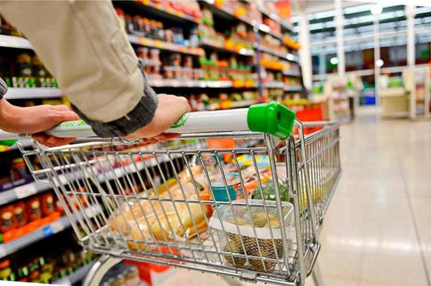 Tras el salto del doacutelar se recalientan los precios- supermercados y alimenticias negocian subas de hasta 9-en-porciento-