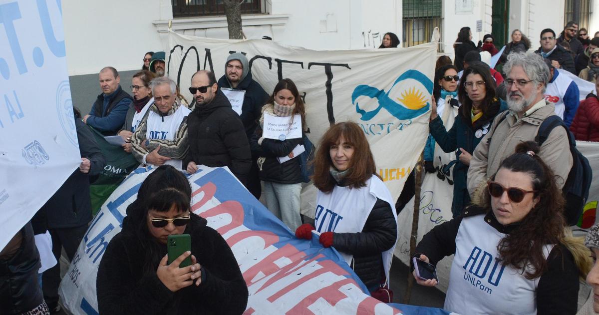 Movilizacioacuten en Santa Rosa en defensa del CONICET