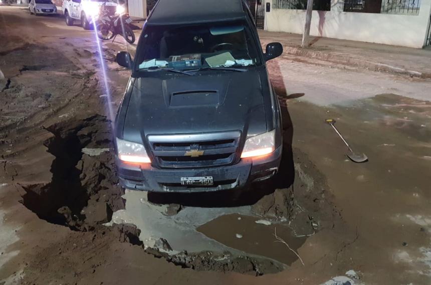 Un vehiacuteculo cayoacute en un pozo sin sentildealizar y el municipio clausuroacute la calle