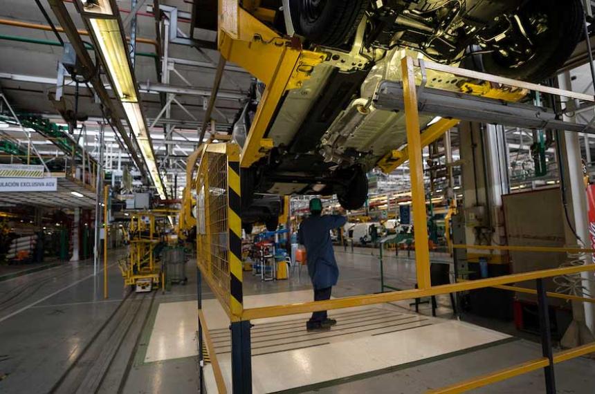 La actividad industrial cayoacute 12-en-porciento- en junio pero en el primer semestre mejoroacute 71-en-porciento-