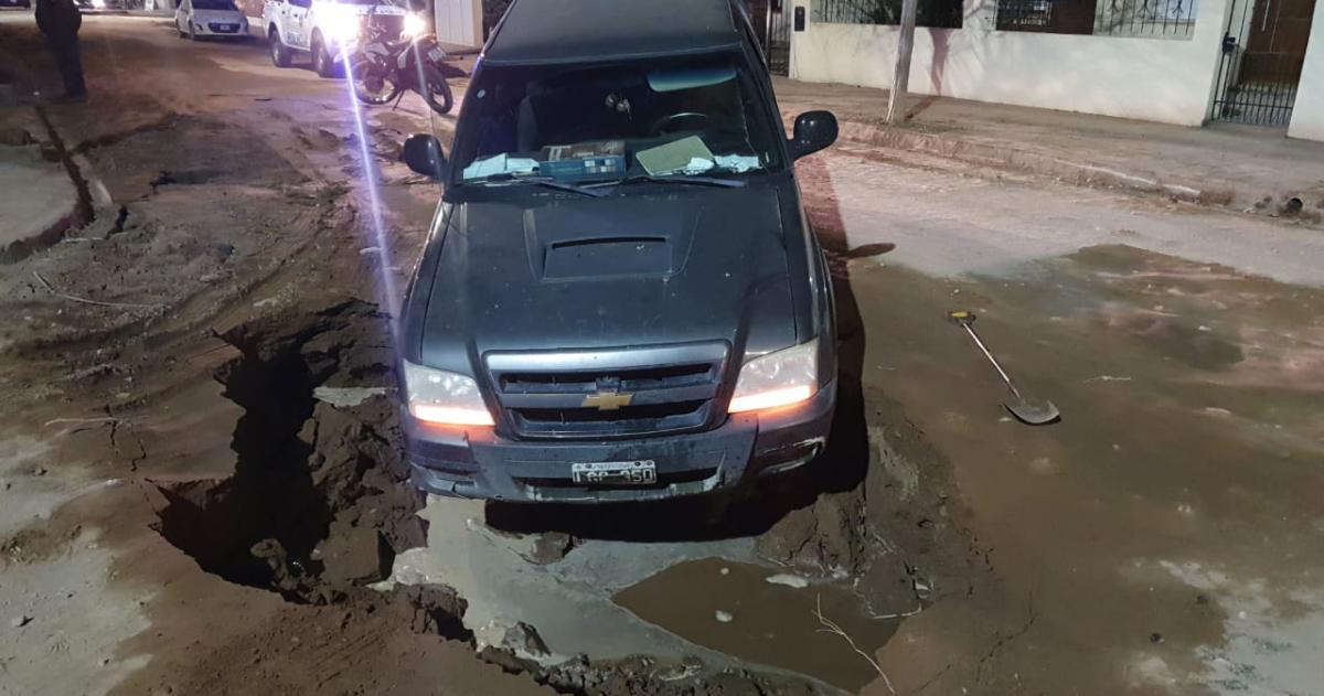 Un vehiacuteculo cayoacute en un pozo sin sentildealizar y el municipio clausuroacute la calle